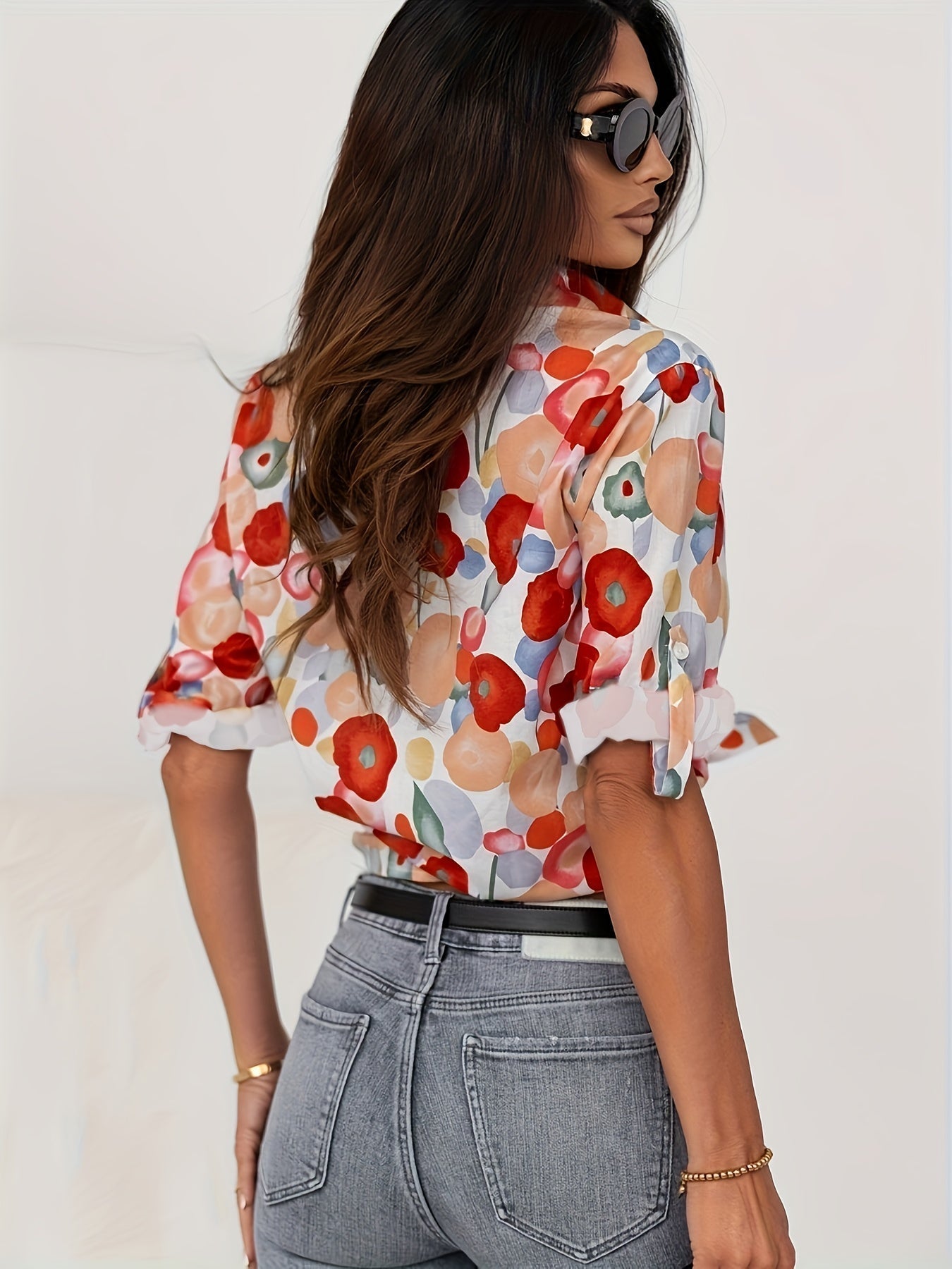 Elegante und stilvolle Damenbluse mit Blumen